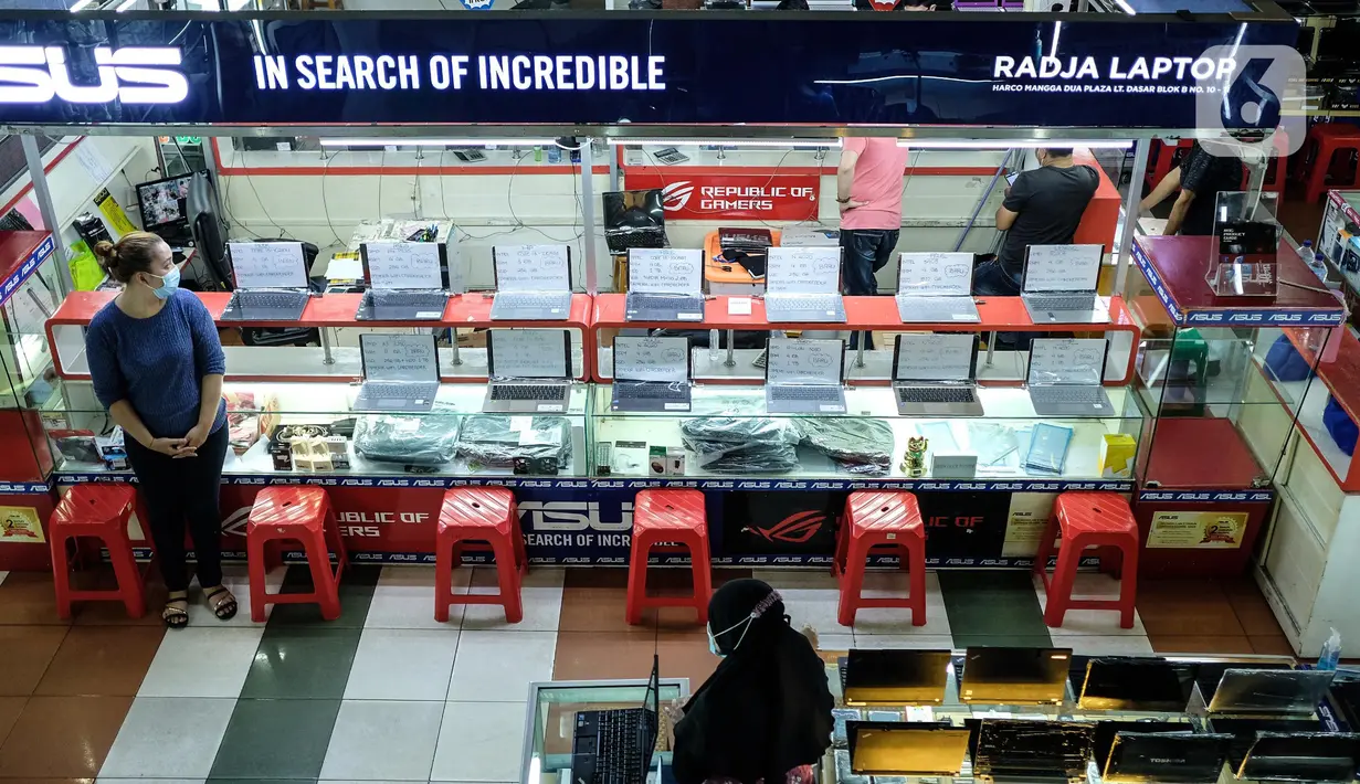 Penjual laptop menunggu pembeli di pusat elektronik Harco Mangga Dua, Jakarta, Selasa (9/3/2021). Dikutip dari phonearena, perusahaan riset pasar Canalys melihat pandemi-19 Covid telah membuat naiknya penjualan PC dan laptop di seluruh dunia. (merdeka.com/Imam Buhori)