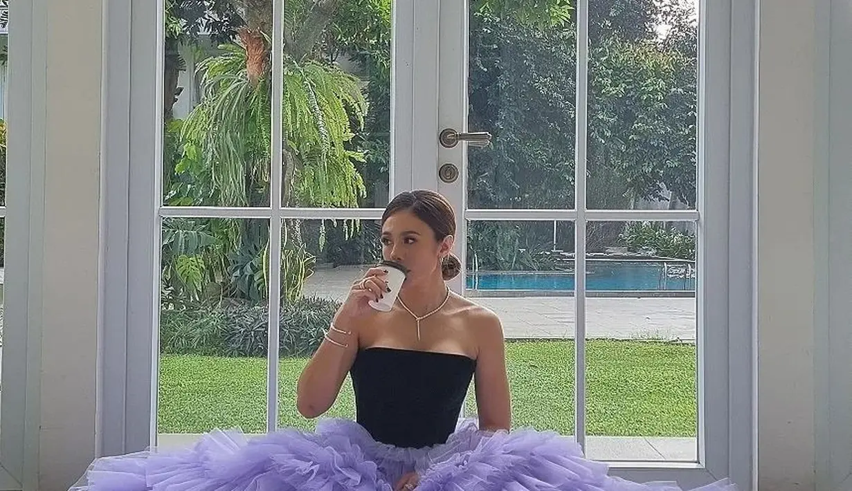 Untuk sebuah photoshoot, penampilan Wulan Guritno yang bak balerina ini juga menarik untuk disimak. Ia mengenakan sebuah dress degnan atasan bustier hitam tanpa tali, dipadu rok tulle beraksen tingkat berwarna ungu muda yang cantik. [Foto: Instagram/wulanguritno]