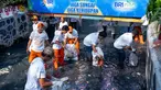 Warga bersih-bersih sampah pada aliran sungai di Lingkungan RW 03, Kelurahan Kampung Bali, Kecamatan Tanah Abang, Jakarta Pusat. Perilaku masyarakat sekitar yang menjaga kebersihan lingkungan tempat tinggal secara bertahap menjadi kebiasaan baik yang diharapkan bisa menjadi kampung percontohan di tengah Kota Jakarta. (Dok. BRI)