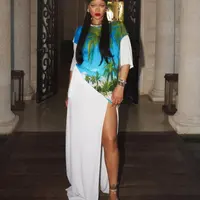 Rihanna memakai syal klasik ala nenek Italia. (dok. Instagram @badgalriri/https://www.instagram.com/p/DHUKdfmSZAb/?img_index=2&igsh=b2FpMjZ3cGY4c2kx/Naura Rizkiawan)