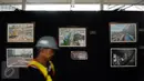 Pekerja melintas di depan deretan foto kemajuan pembangunan MRT yang dipamerkan di JPO Bundaran Hotel Indonesia, Jakarta, Minggu (7/5). Pameran bertema Aku, Kamu, Kita #UbahJakarta. (Liputan6.com/Helmi Fithriansyah)