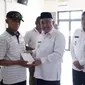 Wali Kota Depok, Mohammad Idris memberikan KDS RTLH kepada salah satu warga penerima manfaat di kantor Kecamatan Sukmajaya, Kota Depok. (Dok. Diskominfo Depok)