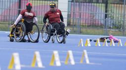 Sejumlah atlet Lawn Bowls saat mengikuti sesi latihan di Lapangan Hoki, GBK, Jakarta, Rabu, (19/9/2018). Latihan tersebut merupakan persiapan jelang Asian Para Games 2018. (Bola.com/M Iqbal Ichsan)