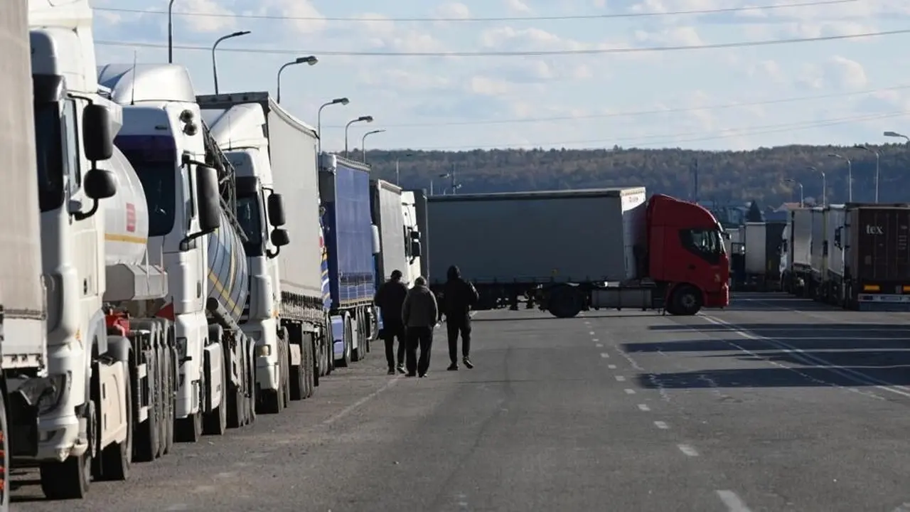 Perusahaan transportasi Polandia telah memblokir penyeberangan sejak Senin 6 November 2023, menuntut persyaratan izin masuk Uni Eropa (UE) untuk rekanan mereka di Ukraina diberlakukan kembali.(Yuriy Dyachyshyn/ AFP)