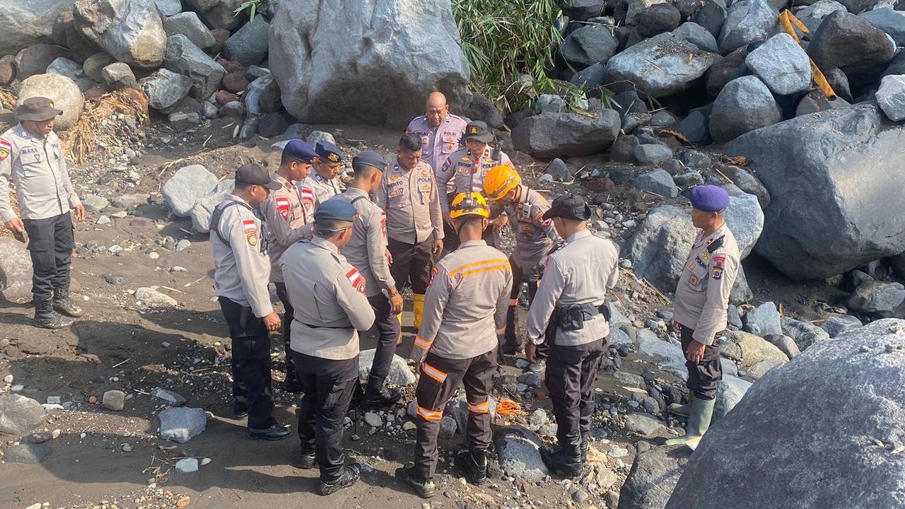 Cari Korban Banjir Nagakeo, Baharkam Polri Terjunkan Tim K9 SAR