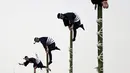 Anggota perkumpulan Edo saat menampilkan atraksi diatas ujung bambu di Tokyo, Jepang, (6/1). Pertunjukan ini sebagai perayaan tahun baru 2016 oleh para petugas pemadam kebakaran Tokyo.( REUTERS / Yuya Shino)