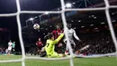 Penyerang Manchester United, Romelu Lukaku saat mencetak gol ke gawang Bournemouth pada lanjutan Liga Inggris di Stadion Vitality, (18/4). MU menang 2-0 atas Bournemouth. (AP Photo/Adam Davy)