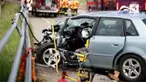 Sebuah mobil sedan hilang kendali dan menabrak bus yang mebawa 73 siswa. Dua pengemudi menderita luka serius dan 9 sisa mengalami luka ringan.