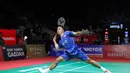 Pebulu tangkis tunggal putra Indonesia, Anthony Sinisuka Ginting mengembalikan kok saat melawan Kantaphon Wancharoen (Thailand) pada babak kualifikasi Indonesia Masters 2026 di Istora Gelora Bung Karno, Senayan, Jakarta, Selasa (20/1/2026). (Bola.com/Bagaskara Lazuardi)