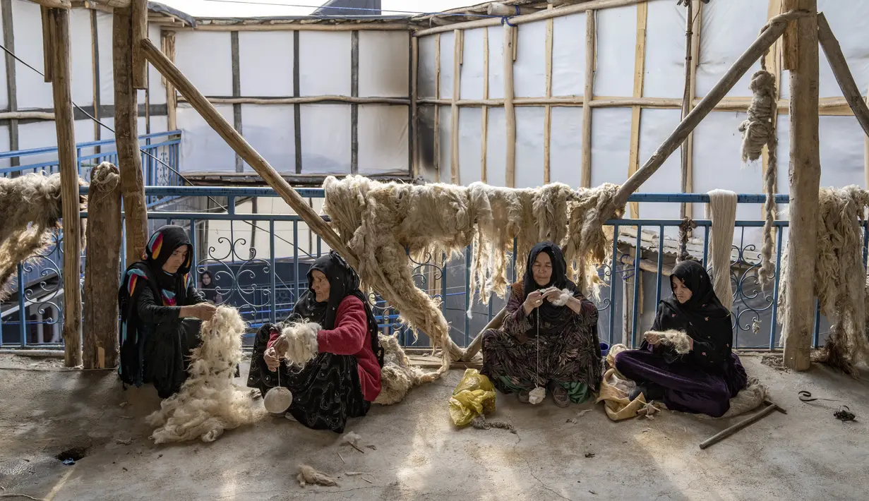 Perempuan Afghanistan menenun wol untuk membuat karpet di pabrik karpet tradisional di Kabul, Afghanistan, Senin (6/3/2023). Hari Perempuan Internasional (IWD) adalah hari libur global yang dirayakan setiap tahun pada tanggal 8 Maret sebagai titik fokus dalam gerakan hak-hak perempuan, membawa perhatian pada isu-isu seperti kesetaraan gender, hak reproduksi, dan kekerasan dan pelecehan terhadap perempuan. (AP Photo/Ebrahim Noroozi)