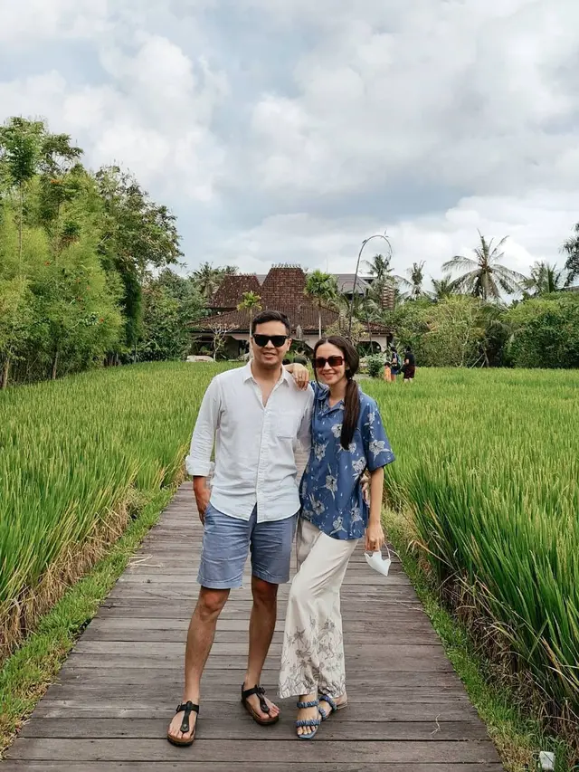 Hamil Anak Pertama, Ini 6 Potret Mesra Karina Nadila dan Suami