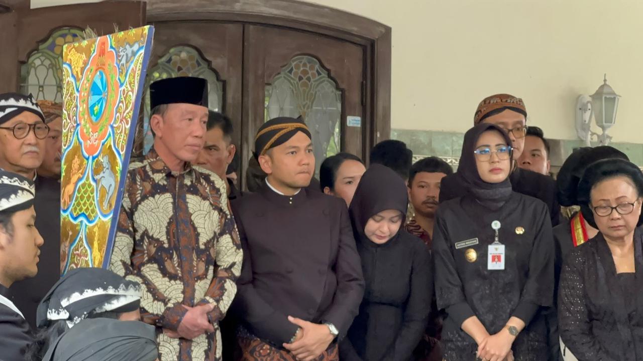 Presiden ke-7 Joko Widodo (Jokowi) melepas keberangkatan jenazah Raja Surakarta Paku Buwono XIII dari Rumah Dinas Wali Kota Solo Loji Gandrung, Rabu (5/11).