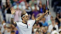 Roger Federer merayakan kemenangan atas Damir Dzumhur pada babak dua AS Terbuka di Arthur Ashe Stadium, Rabu (29/8/2019) atau Kamis dini hari WIB. (AFP/Elsa)