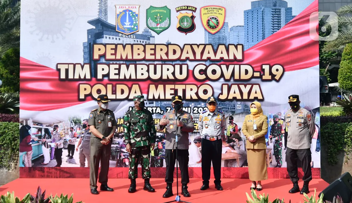 Kapolda Metro Jaya Irjen Fadil Imran, bersama TNI, Dishub, Satpol PP serta Pemprov DKI Jakarta saat melakukan pelepasan tim pemburu Covid-19 di Polda Metro Jaya, Senin (7/6/2021). Tim ini bertujuan untuk menekan angka penyebaran virus corona di ibu kota DKI Jakarta. (Liputan6.com/Herman Zakharia)