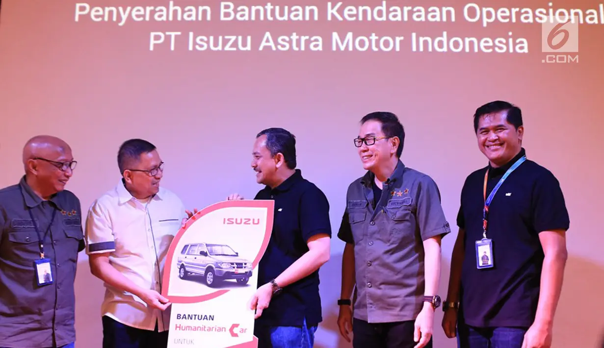 Direktur PT Isuzu Astra Motor Indonesia (IAMI) Ary A. Mariano (kedua kiri) menyerahkan bantuan kendaraan operasional kepada Yayasan Amaliah Astra Riza Deliansyah (tengah) pada puncak Astra Gema Islami (AGI) 2019 di Jakarta, Jumat (12/7/2019). (Liputan6.com/HO/Ilham)
