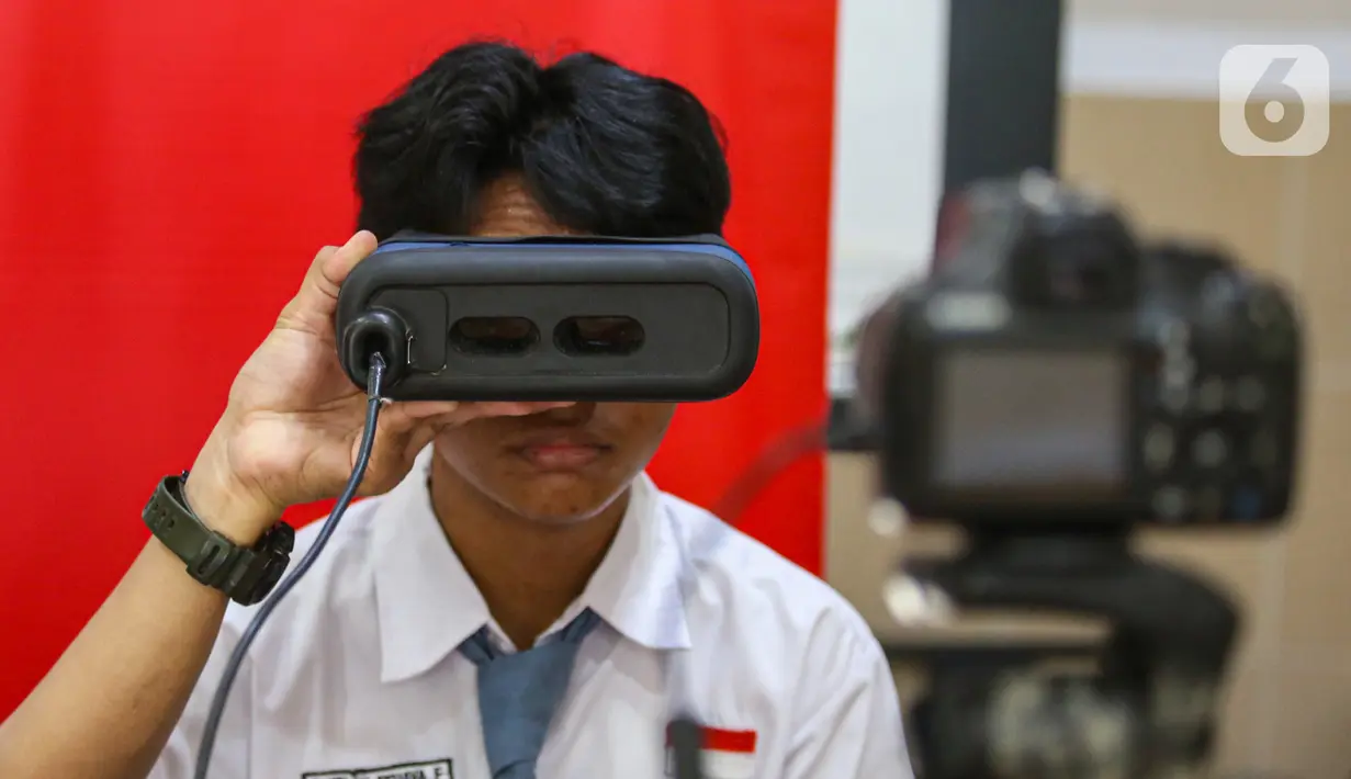 Siswa mengikuti perekaman data identitas retina mata saat perekaman KTP elektronik di SMAN 37 Jakarta, Tebet, Jakarta Selatan, Senin (6/5/2024). (Liputan6.com/Angga Yuniar)