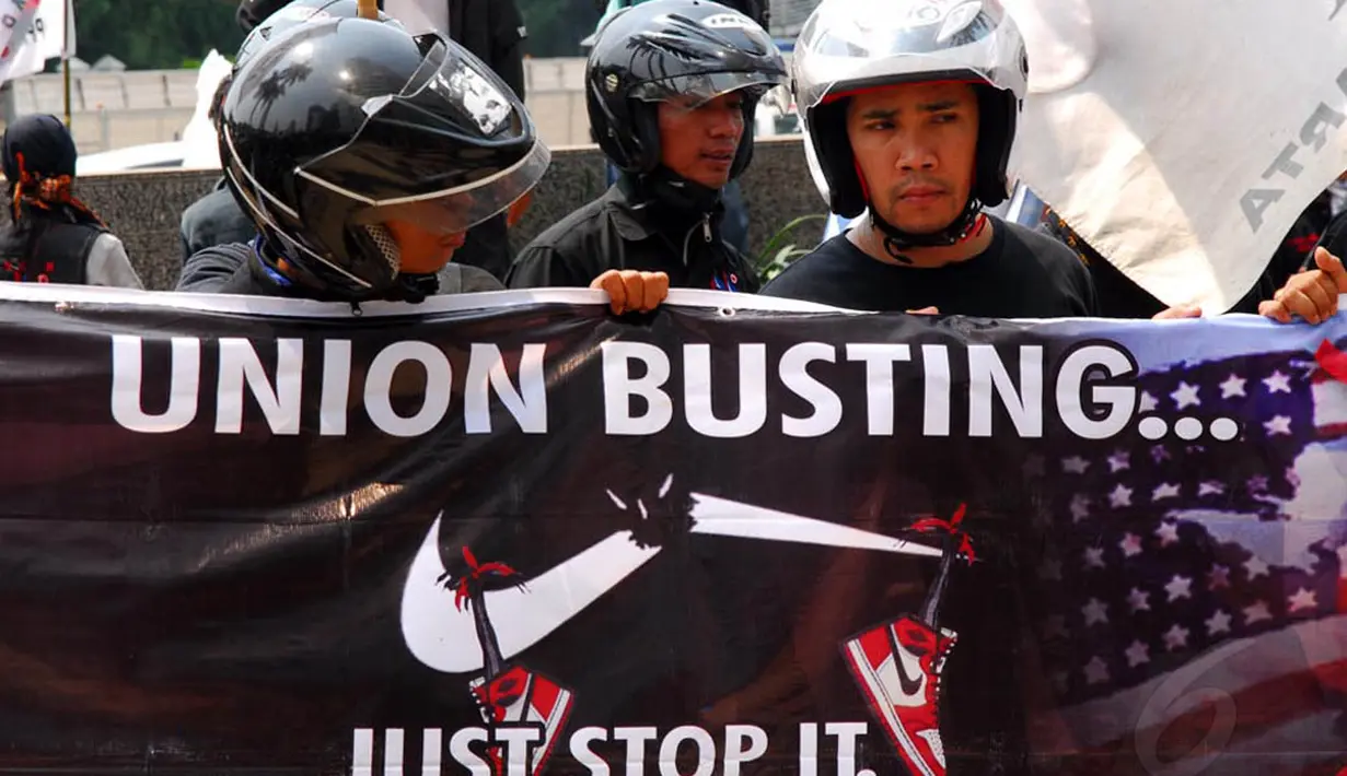 Dalam orasinya, massa menuntut keadilan bagi sembilan rekan mereka yang telah di-PHK secara sepihak oleh PT Chang Shin. (Liputan6.com/Miftahul Hayat)