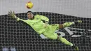 3. Alphonse Areola (Fulham). Kiper asal Prancis ini didatangkan Fulham dengan status pinjaman pada awal musim 2020/2021 dari PSG yang sebelumnya juga dipinjamkan ke Real Madrid. Menjadi pilihan utama untuk mengawal gawang Fulham. ((AFP/Adrian Dennis/Pool)