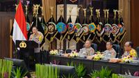 Jenderal Polisi Listyo Sigit Prabowo menyampaikan rilis akhir tahun 2025 yang digelar di Mabes Polri, Jakarta Selatan, Selasa (30/12/2025). Dalam kesempatan tersebut, dia mengawali penyampaiannya dengan mendoakan para korban bencana alam yang terjadi di sejumlah wilayah Sumatera. (Foto: Humas Polri)