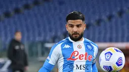 Penyerang Napoli, Lorenzo Insigne membawa bola saat bertanding melawan AS Roma pada pertandingan lanjutan Liga Serie A Italia di stadion Olimpiade di Roma, Senin (22/3/2021). Napoli menang atas AS Roma 2-0. (AFP/Alberto Pizzoli)