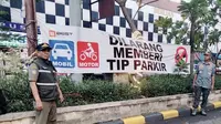 Satpol PP Tertibkan Juru Parkir Liar di Blok M, Warga Dipungut Bayar Parkir 2 Kali