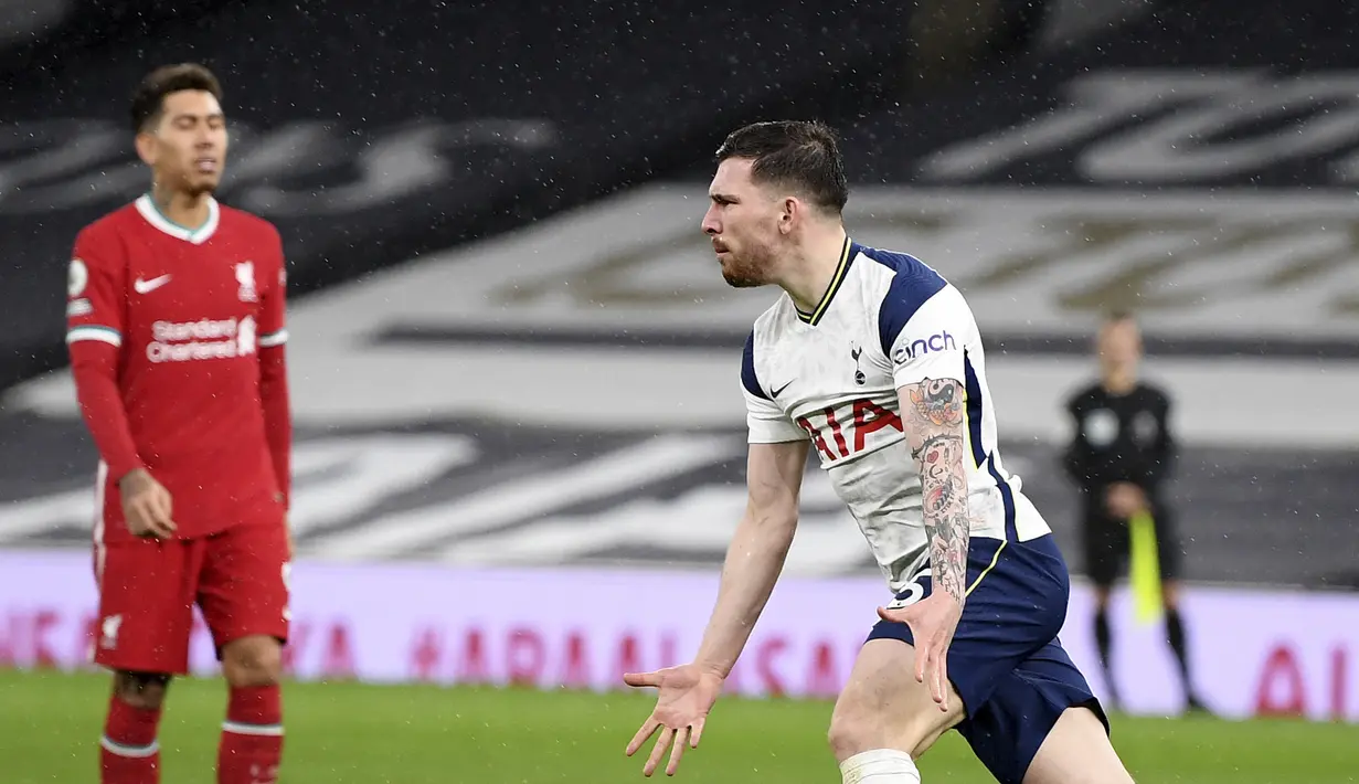 Bek Tottenham Hotspur, Pierre-Emile Hojbjerg berselebrasi usai mencetak gol ke gawang Liverpool pada pertandingan lanjutan Liga Inggris di Stadion Tottenham Hotspur, London, Jumat (29/1/2021). Liverpool menang atas Tottenham 3-1. (Shaun Botterill/Pool via AP)