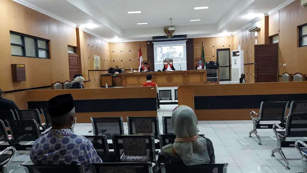 Salah satu terdakwa pengendara Moge yang menewaskan 2 bocah di jalan raya Kalipucang, Pangandaran tengah menjalani sidang putusan di PN Ciamis, kemarin. (Liputan6.com/Jayadi Supriadin)