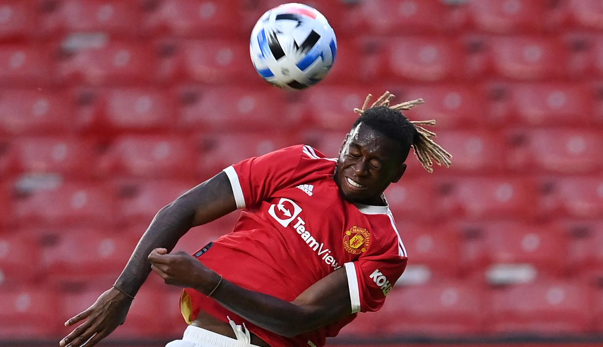 Aaron Wan-Bissaka memainkan 11 pertandingan penuh pada musim ini dengan mecatatkan 990 menit bermain. Ia bermain kokoh saat bertahan dengan membuat 1,4 intersep, 1,3 sapuan, dan 0,6 pelanggaran. Namun, kontribusinya dalam penyerangan hanya membuat 0,5 umpan silang per laga. (AFP/Paul Ellis)