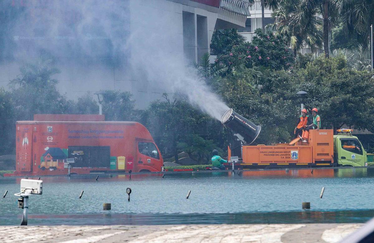 FOTO:  Ribuan Liter Water Mist Disemprotkan untuk Kurangi Polusi Jakarta
