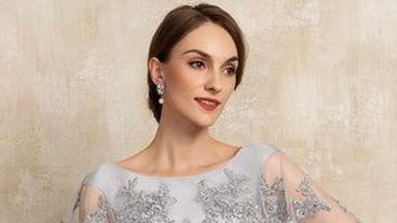 <b>Kebaya dengan Aksen Cape</b>