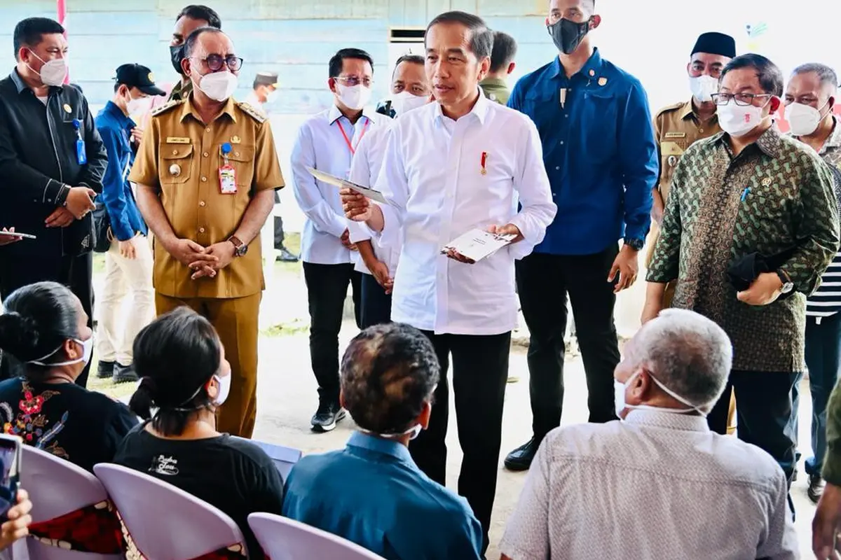 Presiden Jokowi membagikan BLT BBM di Lapangan Upacara Sasadulamo, Kabupaten Halmahera Barat, Provinsi Maluku Utara, pada Rabu (28/09/2022)