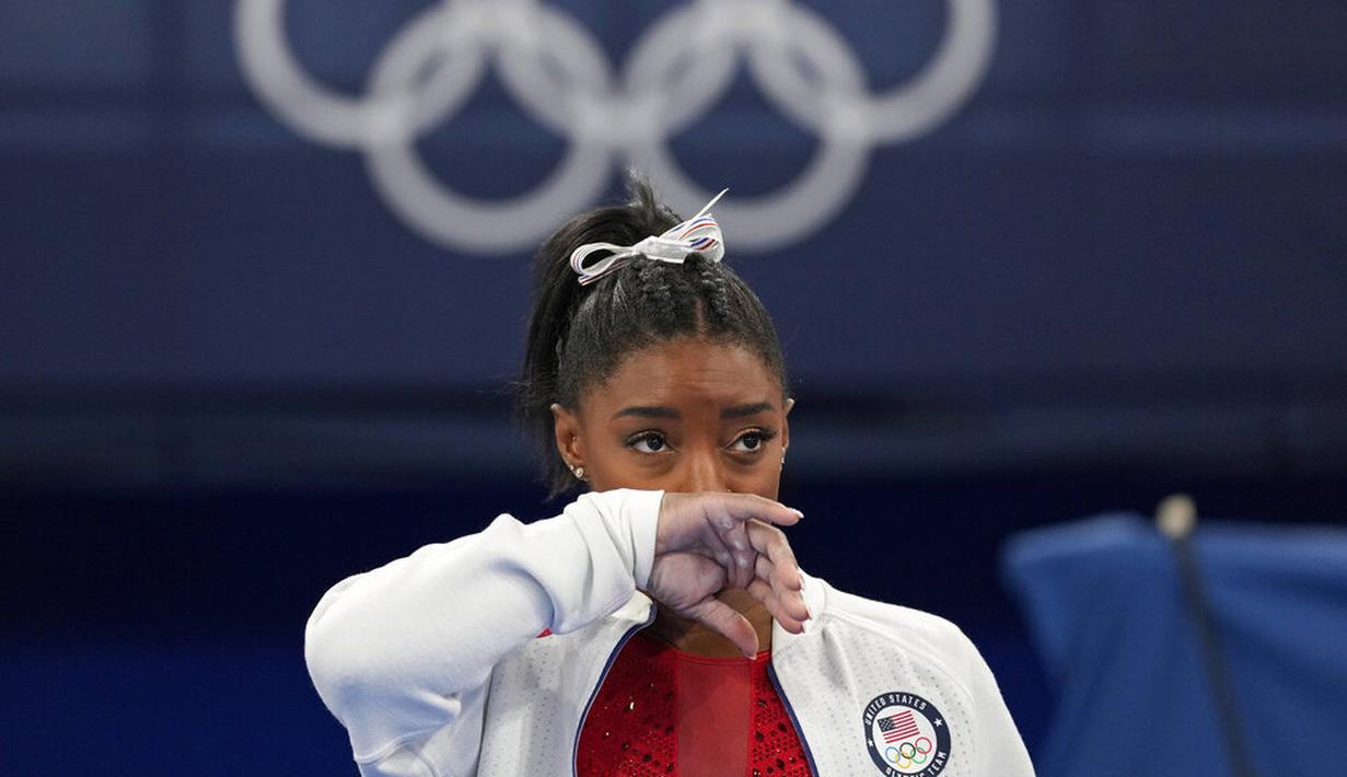 Pesenam Amerika Serikat (AS), Simone Biles, tak mampu menahan air mata sambil menyaksikan rekannya bertanding di Olimpiade Tokyo 2020. Secara mengejutkan, pesenam andalan AS itu memutuskan mengundurkan diri dari ajang tersebut. (Foto: AP/Ashley Landis)