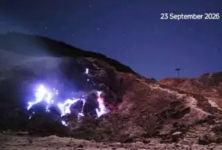 Blue Fire Muncul di Kawah Manuk (Antara)