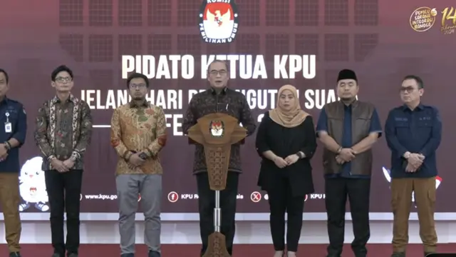 Ketua KPU Hasyim Asyari dan seluruh jajaran komisioner di Kantor KPU RI, Jalan Imam Bonjol, Jakarta Pusat, Selasa (13/2/2024). (Liputan6.com/Muhammad Radityo Priyasmoro)
