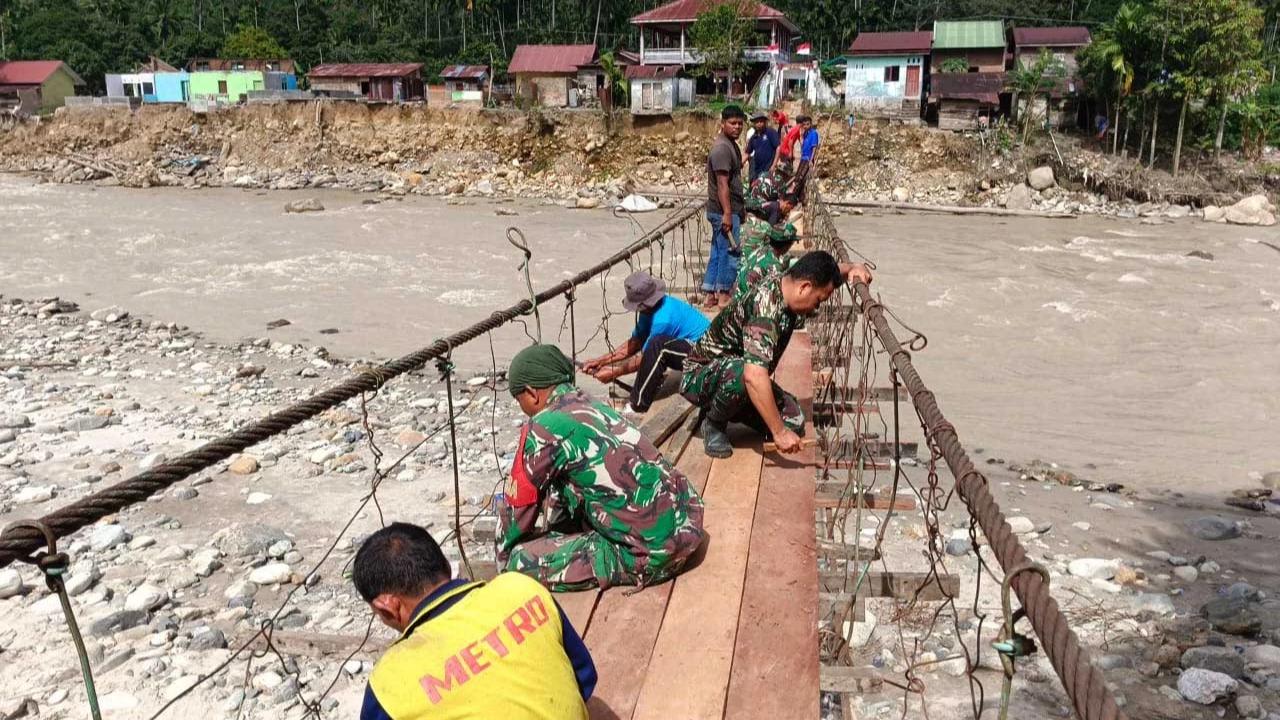 FOTO: Gotong Royong  Prajurit TNI AD dan Warga Perbaiki Jembatan Gantung di Aceh Tenggara
