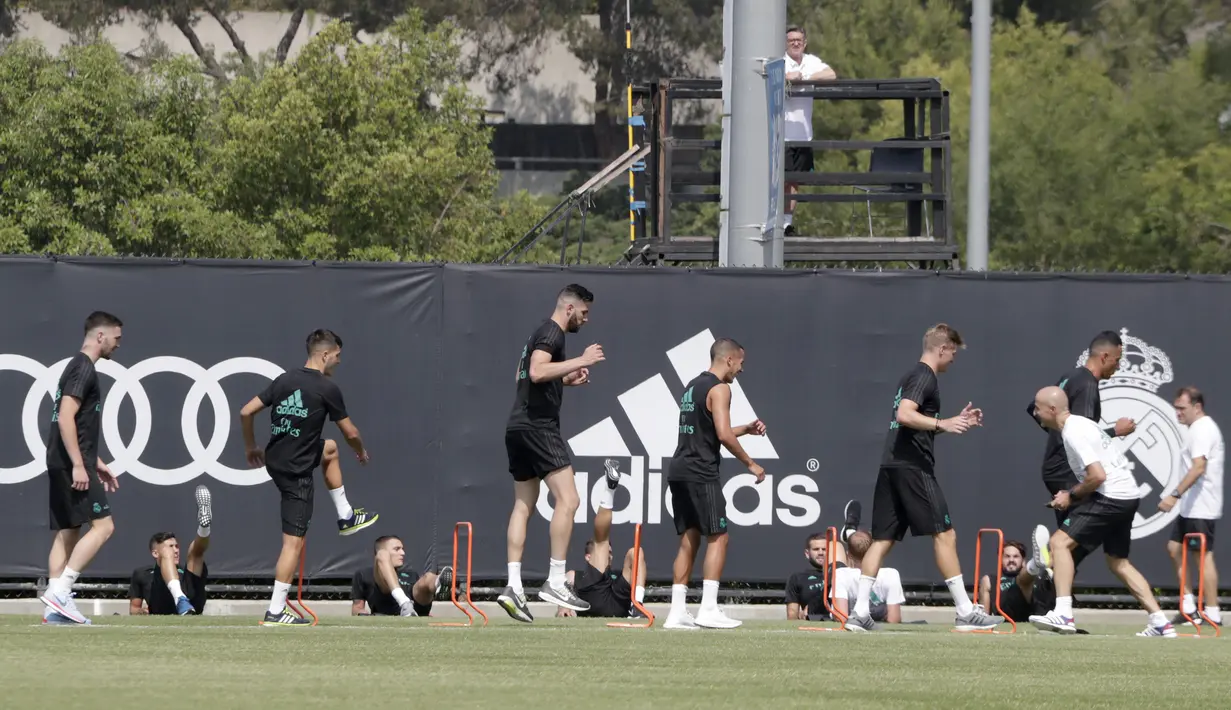 Pemain Real Madrid menjalani latihan di Los Angeles, AS, Rabu (12/7/2017). Real Madrid akan menghadapi Manchester United dan Manchester City pada laga turnamen International Championship Cup. (EPA/Mike Nelson)