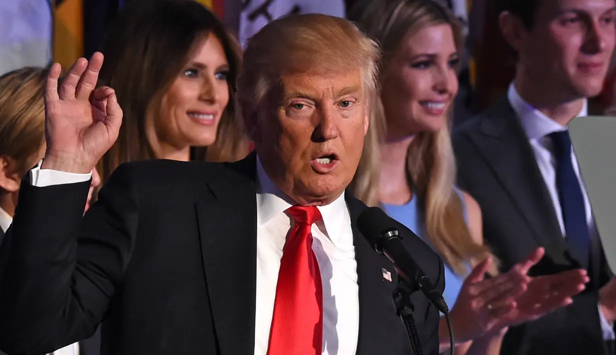 Donald Trump berpidato di hadapan para pendukungnya di New York Hilton Midtown, New York, AS (9/11). Trump langsung menyampaikan pidato kemenangannya setelah meraih kemenangan di electoral vote pada Pilpres AS. (PHOTO / Timothy A. CLARY)