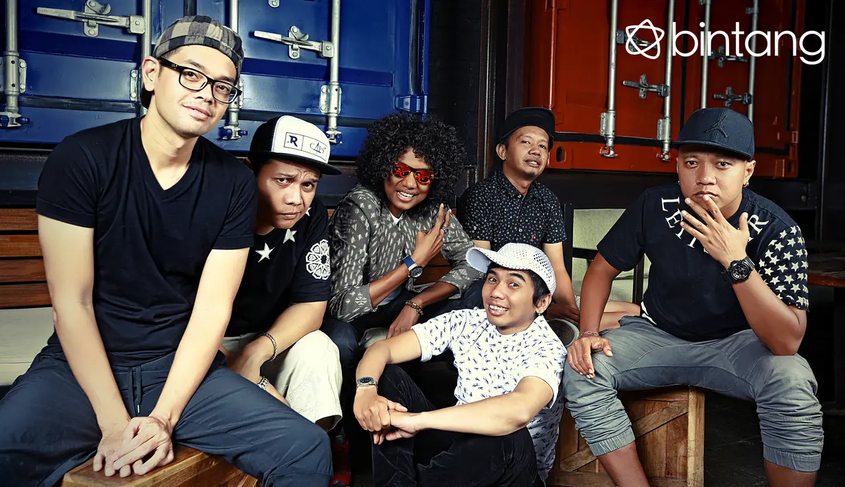 "Musik itu kan kalo mau lebih hidup harus ada nuansa akustiknya. Jadi gitarnya live, bassnya live, drumnya live. Nggak melulu harus elektronik," (Photo: Andy Masela, Digital Imaging: Muhammad Iqbal Nurfajri/Bintang.com)