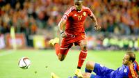 Penyerang Timnas Belfia, Divock Origi (kiri) berusaha melewati adangan pemain Andorra, Iidefons Lima, pada pertandingan Kualifikasi Euro 2016 (10/10/2014). Origi dkk harus menghentikan latihan akibat serangan bom di Brussels.  (EPA/Julien Warnand)