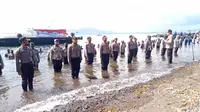 Ratusan anggota Polda Sulut direndam di air laut di kawasan Pantai Malalayang, Manado, Selasa (30/6/2020).