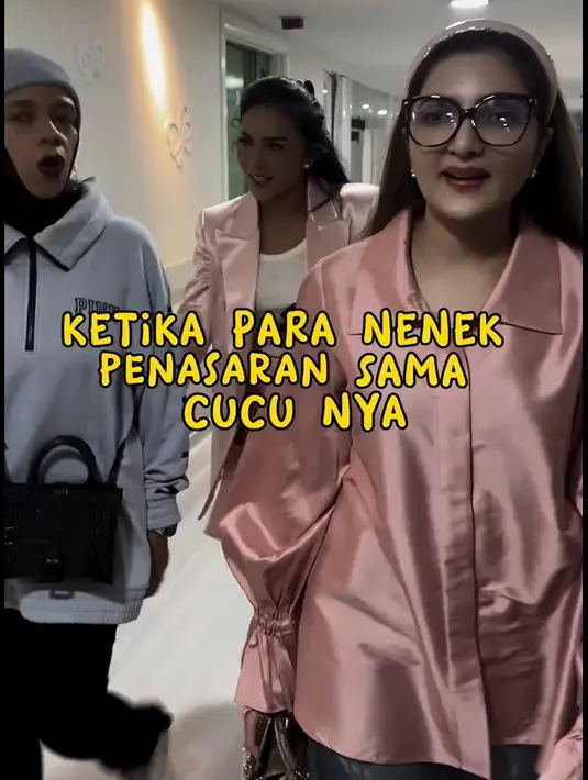 Tiga nenek baby Ameena ini tampak tak sabar untuk ketemu dengan baby A, anak kedua Aurel dan Atta. [Instagram/ashanty_ash]