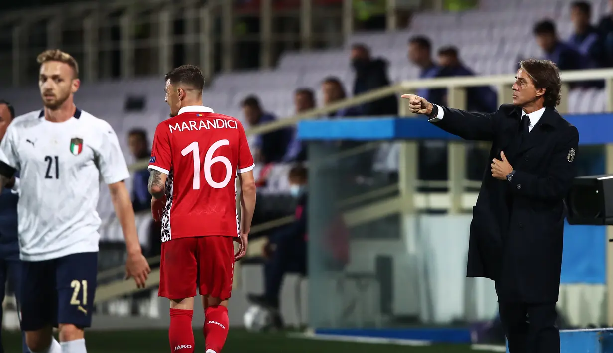 Pelatih Italia, Roberto Mancini menginstruksikan pemainnya saat bertanding melawan Moldova pada pertandingan persahabatan di stadion Artemio-Franchi di Florence, Tuscany (7/10/2020). Italia menang besar 6-0 atas Moldova. (AFP/Isabella Bonotto)