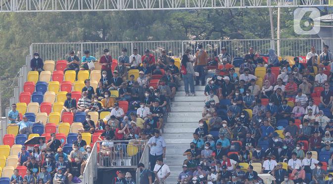 Pengunjung terlihat duduk di area tribun untuk menyaksikan ajang balap Formula E di Jakarta International E-Prix Circuit (JIEC), Jakarta, Sabtu (4/6/2022). Ajang bertajuk 2022 Jakarta E-Prix tersebut akan diikuti oleh 22 pembalap yang tergabung dalam 11 tim. (Liputan6.com/Herman Zakharia)