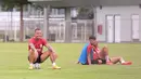 Pemain Bhayangkara FC, Radja Nainggolan, tersenyum saat sesi latihan di Lapangan B Senayan, Jakarta, Jumat (12/1/2023). (Bola.com/M Iqbal Ichsan)