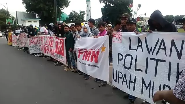 Aksi damai May Day 2018 buruh dan mahasiswa Banyumas sorot upah murah dan pendidikan mahal. (Foto: Liputan6.com/Muhamad Ridlo)
