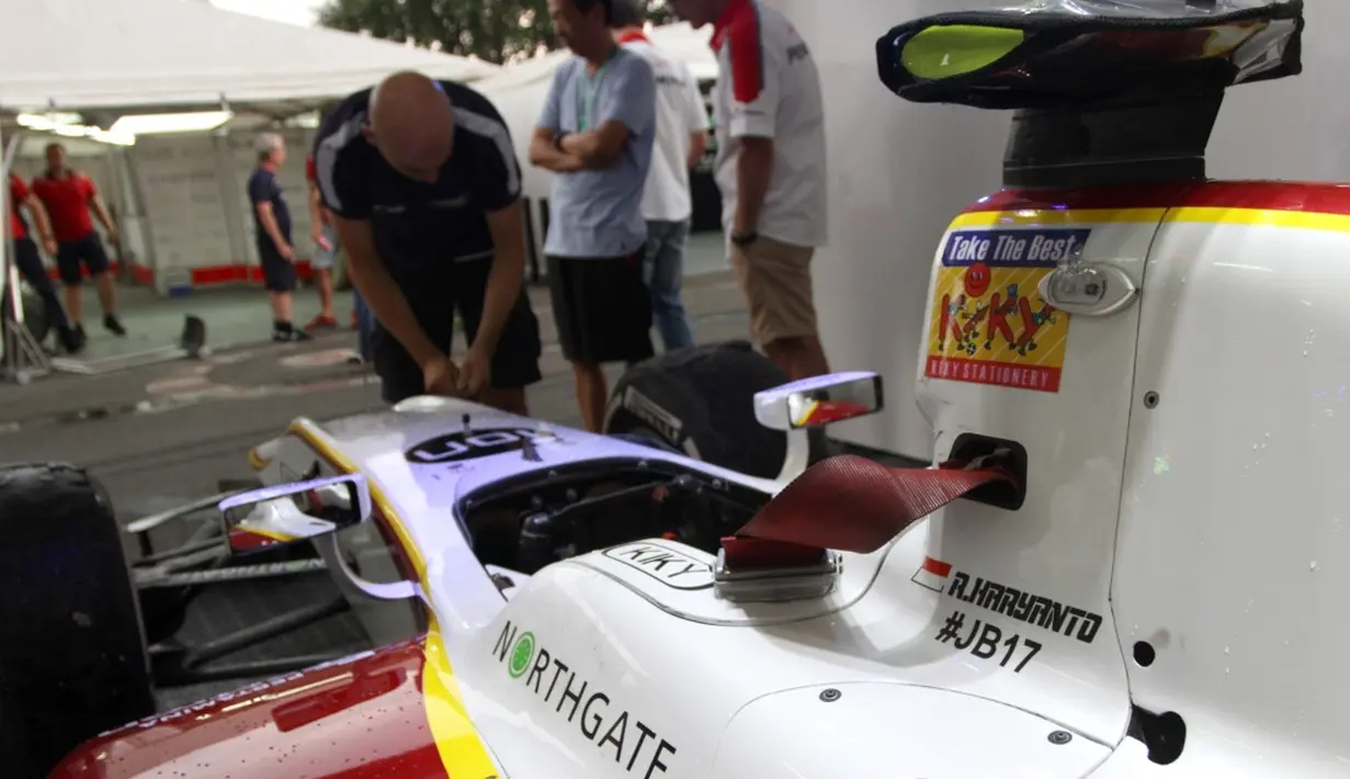 Mobil milik Rio Haryanto terdapat tulisan tagar Jules Bianchi. (Bola.com/Reza Khomaini)
