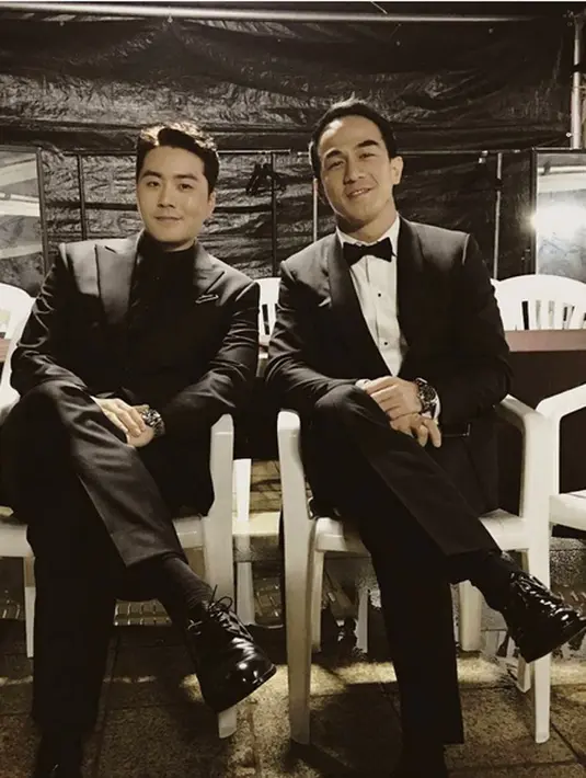 Ia duet membawakan lagu Korea yang sempat hits di Indonesia. "Thanks @eru_official_ for letting me sing this beautiful song with you "Black Glasses" tulis Joe Taslim. Pujian dari netizen membanjiri laman komentarnya. (Instagram/joe_taslim)