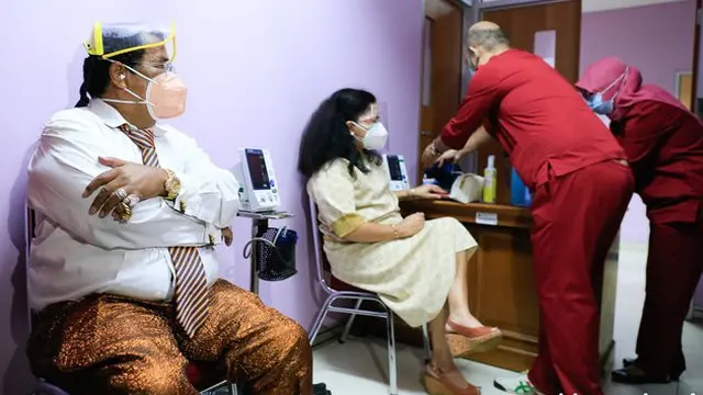 6 Potret Hotman Paris Ditemani Istri Terima Vaksin Covid-19, Penampilannya Nyentrik