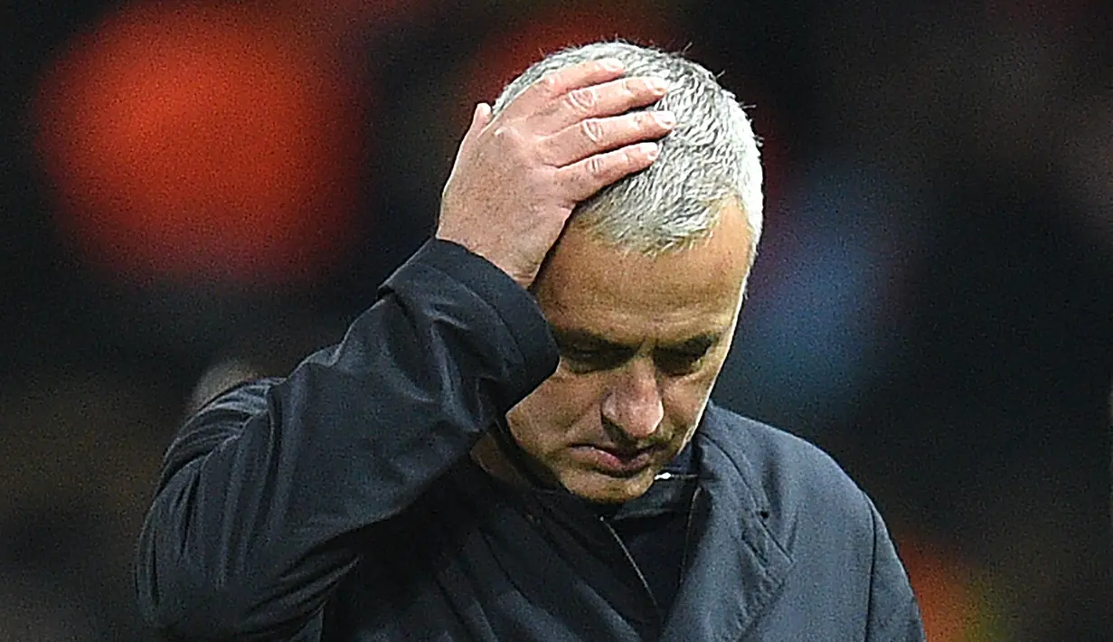 2. Hasil Akhir - Tak sedikit pelatih besar dipecat usai meraih hasil negatif dalam beberapa pertandingan. Begitupun Mourinho yang seharusnya dipecat usai meraih hasil negatif karena permainannya yang membosankan. (AFP/Oli Scarff)