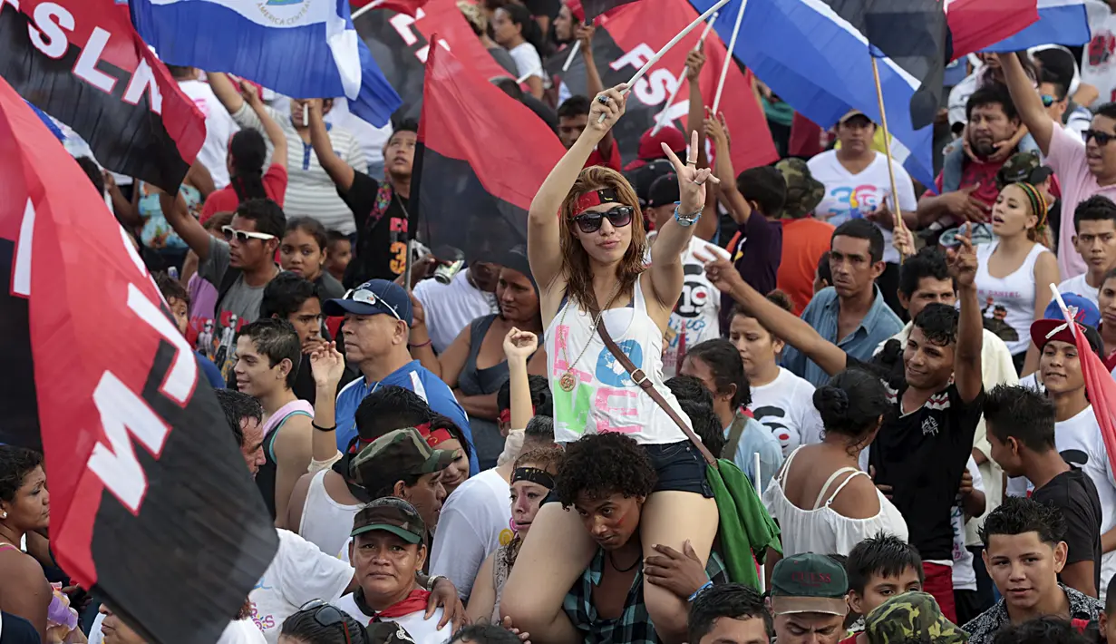 Pendukung Presiden Nikaragua Daniel Ortega merayakan Revolusi Sandinista ke-36 di Managua, Minggu, (19/7/2015). Sandinista atau Frente Sandinista de Liberación Nacional yang disingkat FSLN merupakan suatu partai politik. (REUTERS/Oswaldo Rivas)
